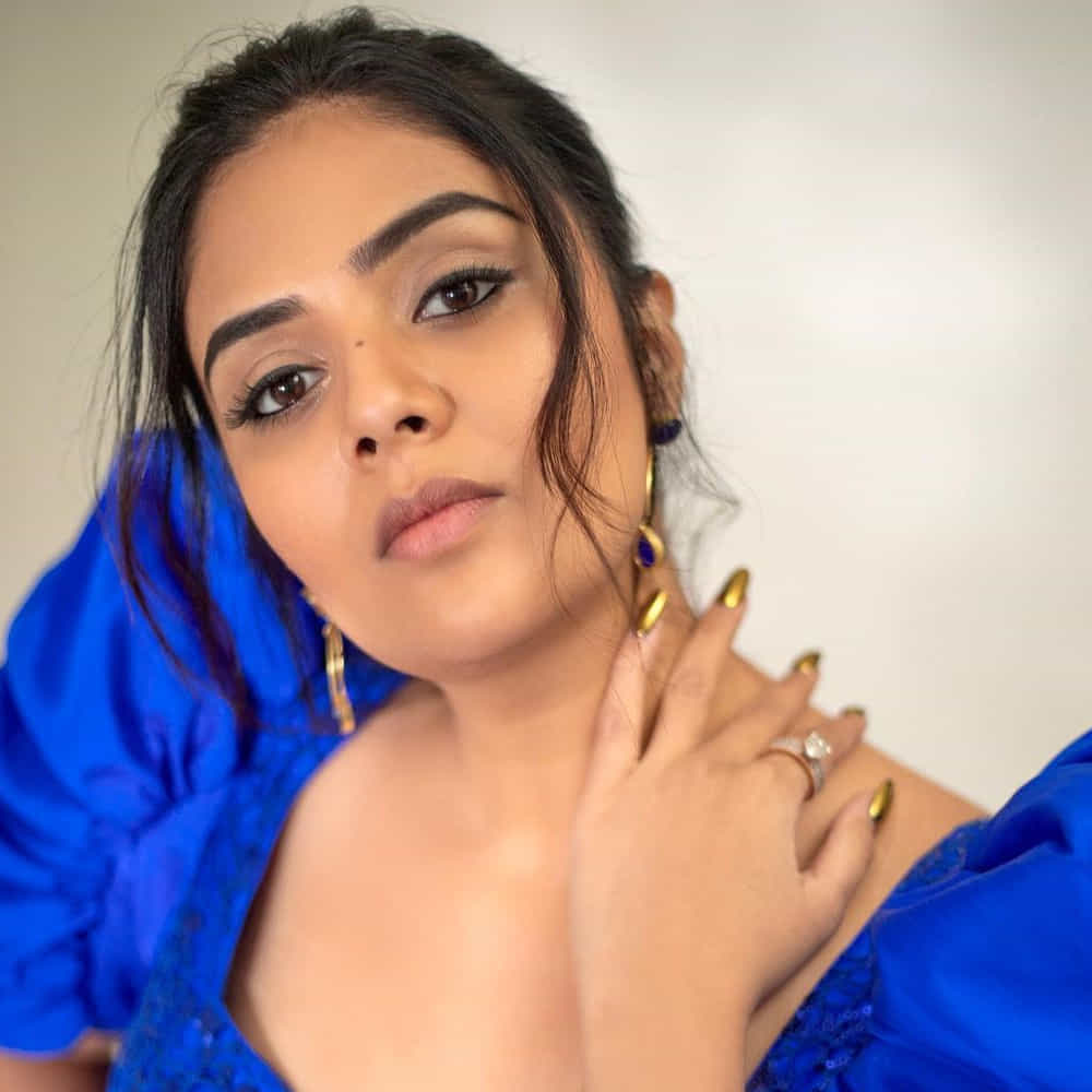 శ్రీముఖి.. ఈ అమ్మడు స్క్రీన్ మీద కనిపిస్తే చాలు ఎక్కడాలేని ఎనర్జీ వచ్చేస్తుంది. అందంతో చలాకీ మాటలతో ప్రేక్షకులను కట్టిపడేస్తుంది ఈ బ్యూటీ