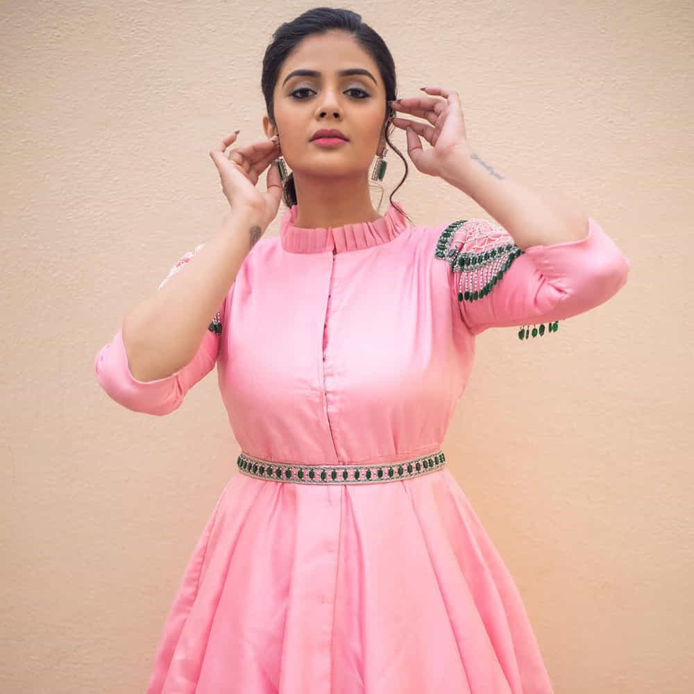 యాంకర్గా బుల్లితెరపై సత్తా చాటి.. బిగ్ బాస్ షోతో తన క్రేజ్ను రెట్టింపు చేసుకుంది యాంకర్ శ్రీముఖి. ఇక బుల్లితెరపైనే కాకుండా వెండితెరపై కూడా వెలుగులు విరజిమ్ముతోంది..శ్రీముఖిని సోషల్ మీడియాలో కూడా చాల క్రేజ్ సంపాదించుకుంది.ఈ చలాకీ బ్యూటీ తన అందంతో కట్టిపడేస్తుంది.
