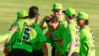 4 ఓవర్లు..16 డాట్స్.. 4 వికెట్లు.. కట్‌ చేస్తే ఐసీసీ అవార్డుతో హిస్టరీ క్రియేట్‌ చేసిన టీమిండియా స్వింగ్ సెన్సేషన్‌