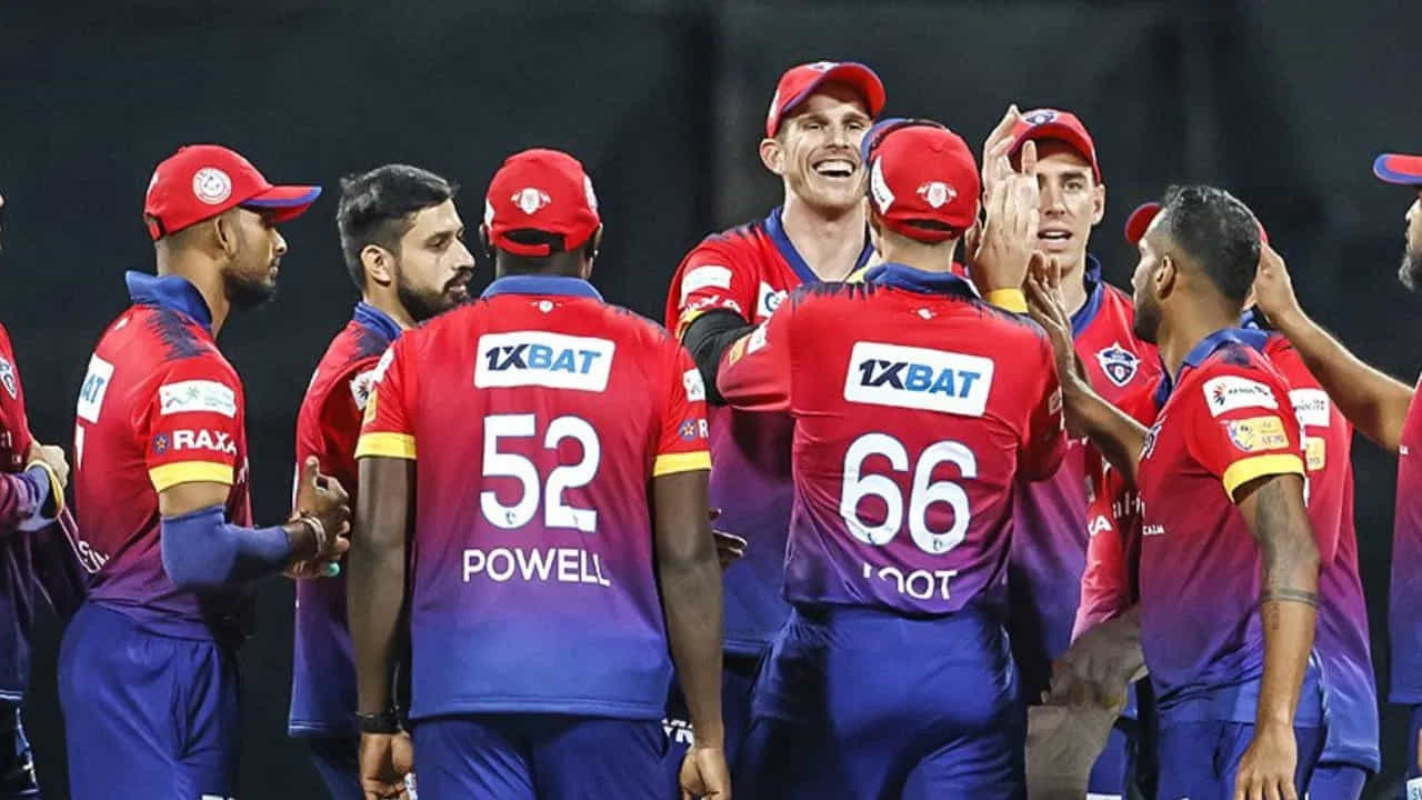 ఆతర్వాత ముంబై ఎమిరేట్స్ కూడా తుదికంటా పోరాడింది. కెప్టెన్ పొలార్డ్ సుడిగాలి ఇన్నింగ్స్ ఆడాడు. కేవలం 38 బంతుల్లో 8 ఫోర్లు, 6 సిక్సర్లతో 86 పరుగులు చేశాడు. అయితే జట్టును ఓటమి నుంచి మాత్రం కాపాడలేకపోయాడు.