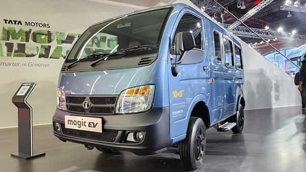 Tata Magic EV: ఎలక్ట్రిక్ వేరియంట్లో టాటా మ్యాజిక్.. ఒకేసారి పదిమందితో కలిసి ప్రయాణం.. ఫీచర్లు ఇవే..
