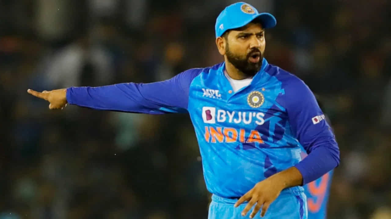 తొలి ఓటమికి ముందు అత్యధిక టీ20 మ్యాచ్లు గెలిచిన కెప్టెన్గా రోహిత్ శర్మ రికార్డు సృష్టించాడు. తాత్కాలిక కెప్టెన్గా రోహిత్ శర్మ ఉన్న రోజుల్లో 4 మ్యాచ్ల విజయాన్ని అందుకున్నాడు. ఆపై 2018లో రోహిత్ శర్మ సారథ్యంలో శ్రీలంకపై టీమిండియా తొలి ఓటమిని చవిచూసింది.