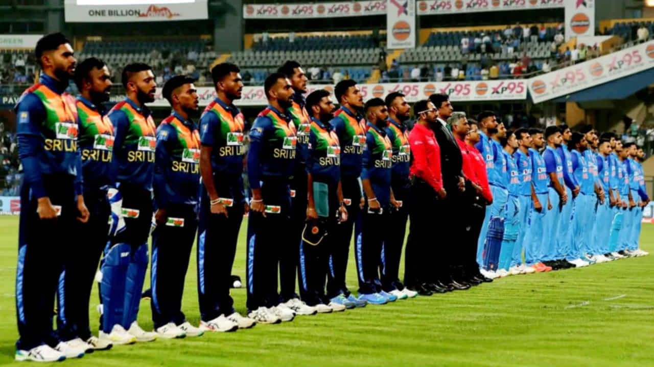 భారత్, శీలంక మధ్య మంగళవారం వాంఖడే స్టేడియంలో జరిగిన తొలి టీ20 మ్యాచ్లో టీమిండియా ఘన విజయం సాధించింది. ఈ మ్యాచ్లో తొలుత బ్యాటింగ్ చేసిన ఇండియా నిర్ణీత 20 ఓవర్లలో 5 వికెట్ల నష్టానికి 162 పరుగులు చేసింది. అనంతరం బ్యాటింగ్కు వచ్చిన శ్రీలంక జట్టు 160 పరుగులకే ఆలౌటైంది. దీంతో టీమిండియా 2 పరుగుల తేడాతో ఉత్కంఠ భరితమైన విజయం అందుకుని కొత్త సంవత్సరాన్ని ఘనంగా ప్రారంభించింది.