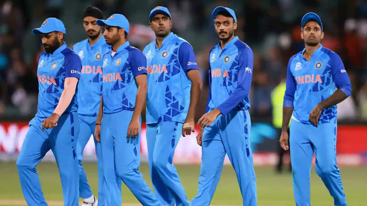 శ్రీలంకతో జరిగిన రెండో టీ20 మ్యాచ్లో బౌలర్లు చేసిన పలు తప్పిదాల వల్ల టీమిండియా పరాజయం పాలైంది. ఈ మ్యాచ్లో భారత యువ ఫాస్ట్ బౌలర్ అర్ష్దీప్ సింగ్ హ్యాట్రిక్ నో బాల్స్ వేసి అవాంఛిత ప్రపంచ రికార్డు సృష్టించి జట్టు ఓటమికి కారణమయ్యాడు. నో బాల్ విసరడం క్రికెట్ ప్రపంచంలోనే అతి పెద్ద నేరంగా పరిగణిస్తుంటారు. అయితే టీ20 క్రికెట్లో ఒక్క నోబాల్ కూడా వేయని టీమిండియా బౌలర్ కూడా ఉన్నాడని మీకు తెలుసా?