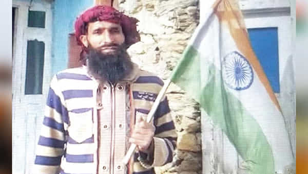 Jammu & Kashmir: మాజీ ఉగ్రవాదిలో ఉప్పొంగిన దేశభక్తి.. త్రివర్ణ పతాకాన్ని ఎగురవేస్తూ..