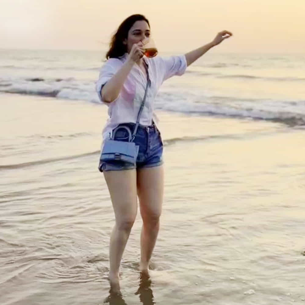 ఇండస్ట్రీకి ఎంట్రీ ఇచ్చి 16 ఏళ్లు గడుస్తోన్న ఇప్పటికీ క్రేజీ ఆఫర్స్ దక్కించుకుంటూ దూసుకుపోతోంది అందాల తార తమన్నా. తెలుగు, హిందీ అనే తేడా లేకుండా ఏకంగా చేతిలో 5 సినిమాలతో ఫుల్ బిజీగా ఉందీ మిల్కీ బ్యూటీ. ఈ అమ్మడు తాజాగా బీచ్ లో ఇచ్చిన ఫోజులు చూస్తే వావ్ అనాల్సిందే..