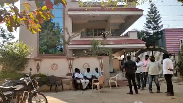 Theft: ఏపీ ఎమ్మెల్యే ఇంట్లో చోరీ.. నాక్గా వచ్చి నీట్గా దోచుకెళ్లారు