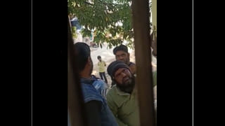 Viral Video: ‘హే మీ బాస్ ఎక్కడున్నాడు?’.. చిలుకను అరెస్ట్ చేసి విచారిస్తున్న పోలీసులు..