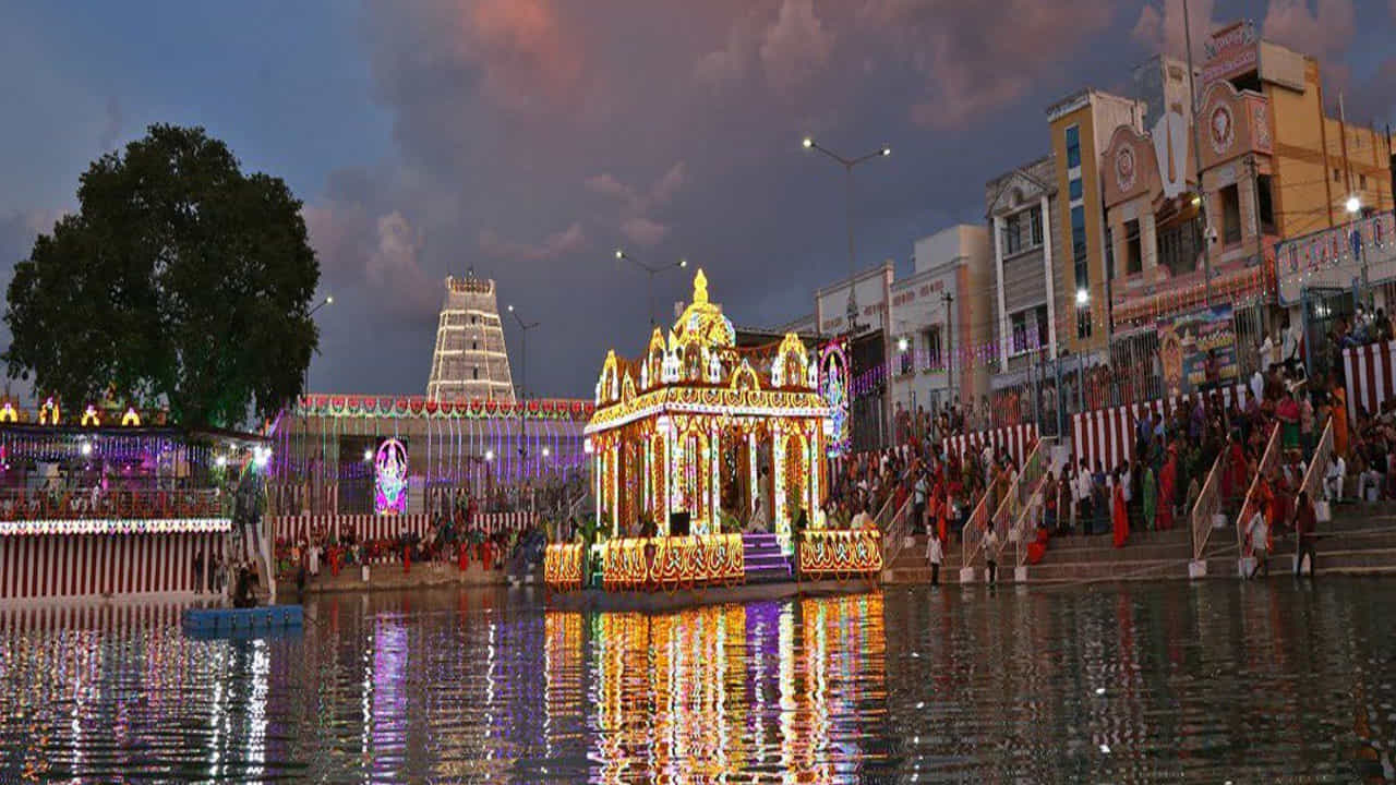 కలియుగ వైకుంఠం తిరుమలలో వైకుంఠ ఏకాదశికి అన్ని ఏర్పాట్లు పూర్తయ్యాయి. భారీగా తరలివచ్చే భక్తుల కోసం ఏడుకొండలు సిద్ధమయ్యాయి. వైకుంఠ ఏకాదశి పర్వదినాన్ని పురస్కరించుకుని సప్తగిరులు సర్వాంగ సుందరంగా ముస్తాబయ్యాయి. దాదాపు 12 టన్నుల పుష్పాలతో శ్రీవారి ఆలయంతో పాటు ఏడుకొండలను శోభాయమానంగా తీర్చిదిద్దుతున్నారు. ఇలవైకుంఠాన్ని తలపించేలా విద్యుత్ దీపకాంతులతో దేదీప్యమానంగా కనిపిస్తున్నాయి తిరుగిరులు. క్యూలైన్లు, చలువ పందిళ్లలో ప్రత్యేకంగా అలంకరించారు.