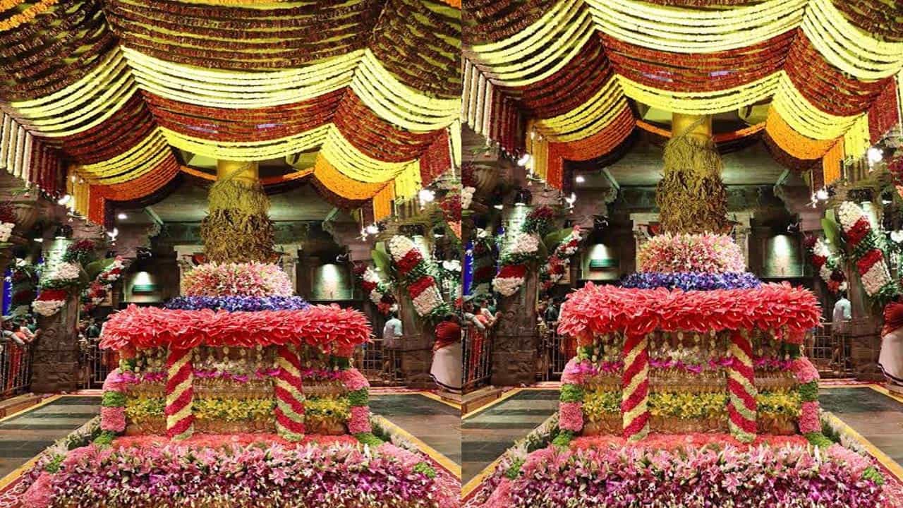 ఒక్క శ్రీవారి ఆలయంలోనే ఐదు టన్నుల ఫ్లవర్స్తో పుష్పాలంకరణ చేశారు. ధ్వజస్తంభం, బలిపీఠం, ఉత్తర ద్వారం లోపల లక్ష కట్ ఫ్లవర్స్తో అలంకరించారు. 30వేల కట్ ఫ్లవర్స్తో వైకుంఠ మండపాన్ని సిద్ధంచేసింది టీటీడీ.