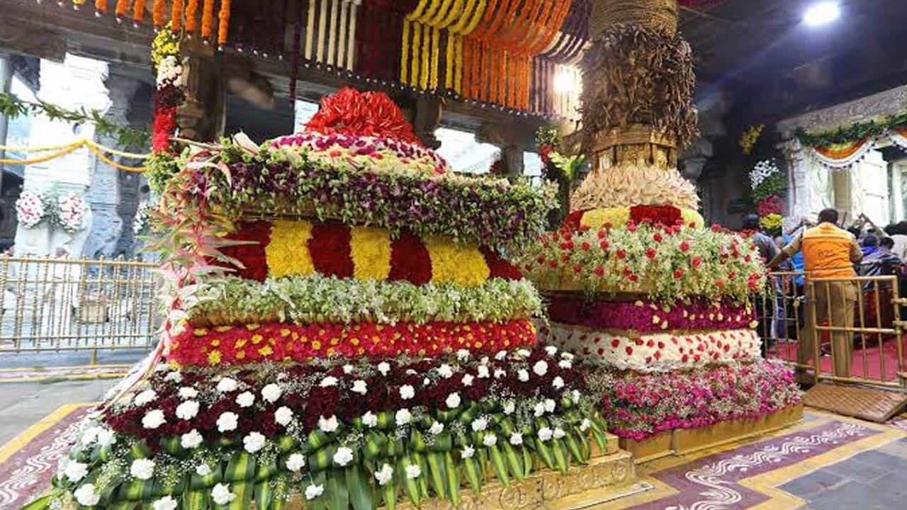 వైకుంఠ ద్వార దర్శనం కోసం ఆల్రెడీ మూడు వందల రూపాయల టికెట్స్, శ్రీవాణి టికెట్లను విడుదల చేసిన టీటీడీ. సర్వదర్శనం టోకెన్లను ఈరోజు మధ్యాహ్నం రెండు గంటల నుంచి జారీ చేయనుంది. అందుకోసం 9 ప్రత్యేక కౌంటర్లను ఏర్పాటు చేసింది.