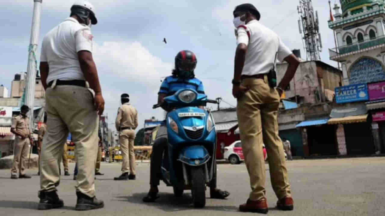 Traffic Rules: మీ కారు, బైక్ లేదా స్కూటర్‌ని పోలీసులు ఆపితే ఇలా చేయండి.. చలాన్ వేయకుండానే..