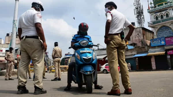 Traffic Rules: మీ కారు, బైక్ లేదా స్కూటర్ని పోలీసులు ఆపితే ఇలా చేయండి.. చలాన్ వేయకుండానే..