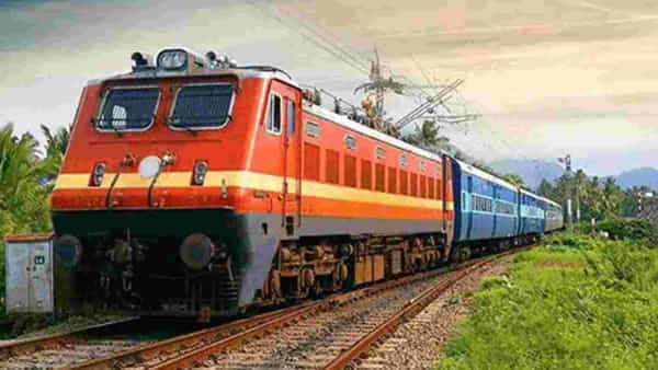 IRCTC: మీ రైలు ఎక్కడుందో సులభంగా తెలుసుకోండి.. వాట్సప్ లో ఇలా మెసేజ్ చేస్తే చాలు..