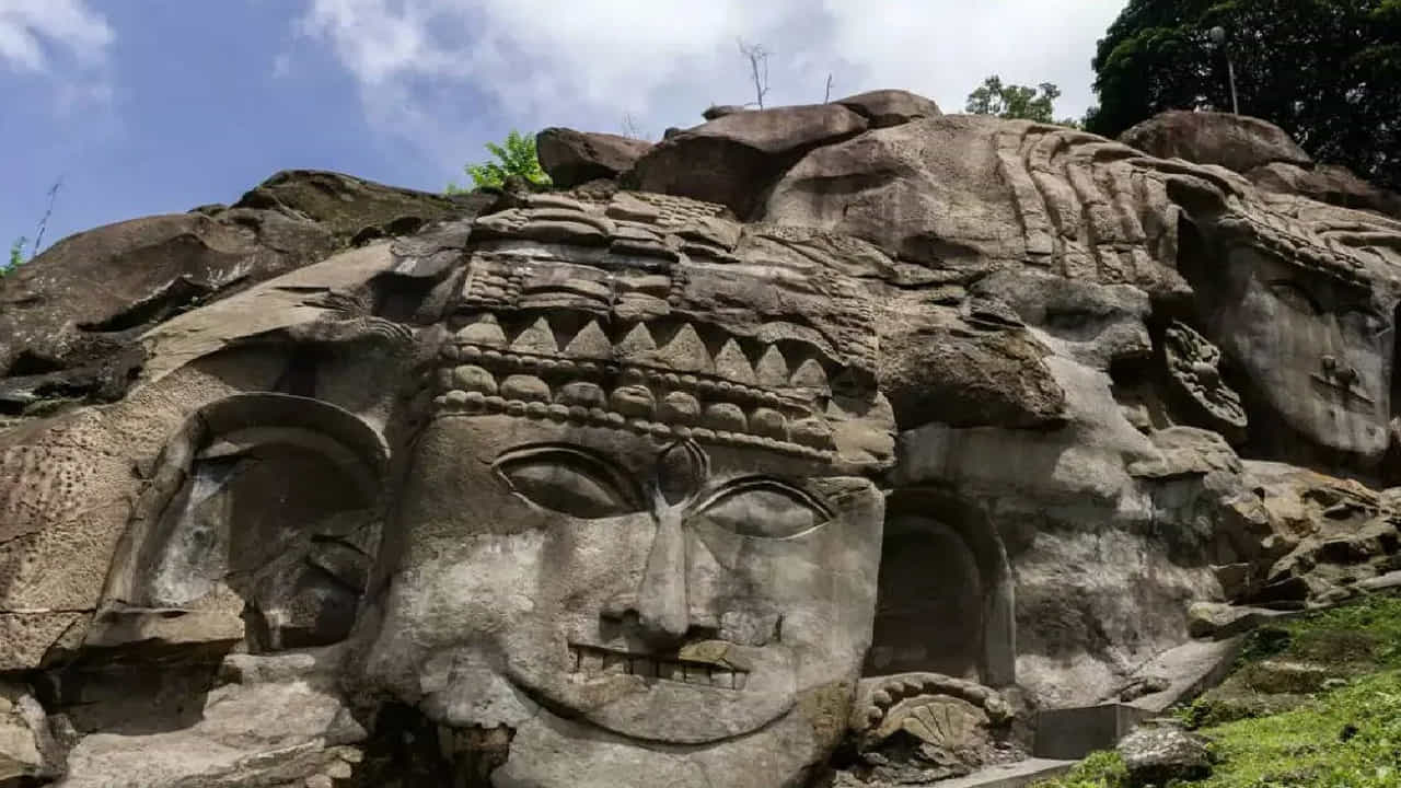 ఉనకోటి, త్రిపుర: అగర్తల నుండి 180 కి.మీ దూరంలో ఉన్న ఉనకోటి 7వ శతాబ్దానికి చెందిన నిర్మాణ శైలిని కలిగి ఉంది. ఉనకోటి ఇప్పుడు UNESCO ప్రపంచ వారసత్వ ప్రదేశంగా గుర్తింపు పొందింది. ట్రెక్కింగ్, హైకింగ్, మరిన్నింటికో అనువైన గమ్యస్థానంగా ఉంది.