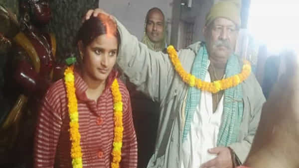 28 ఏళ్ల కోడలితో 70 ఏళ్ల మామ పెళ్లి.. ఇదేందయ్యా పెద్దమనిషి..? కోడలి పిల్ల గొంతుకోశావ్..