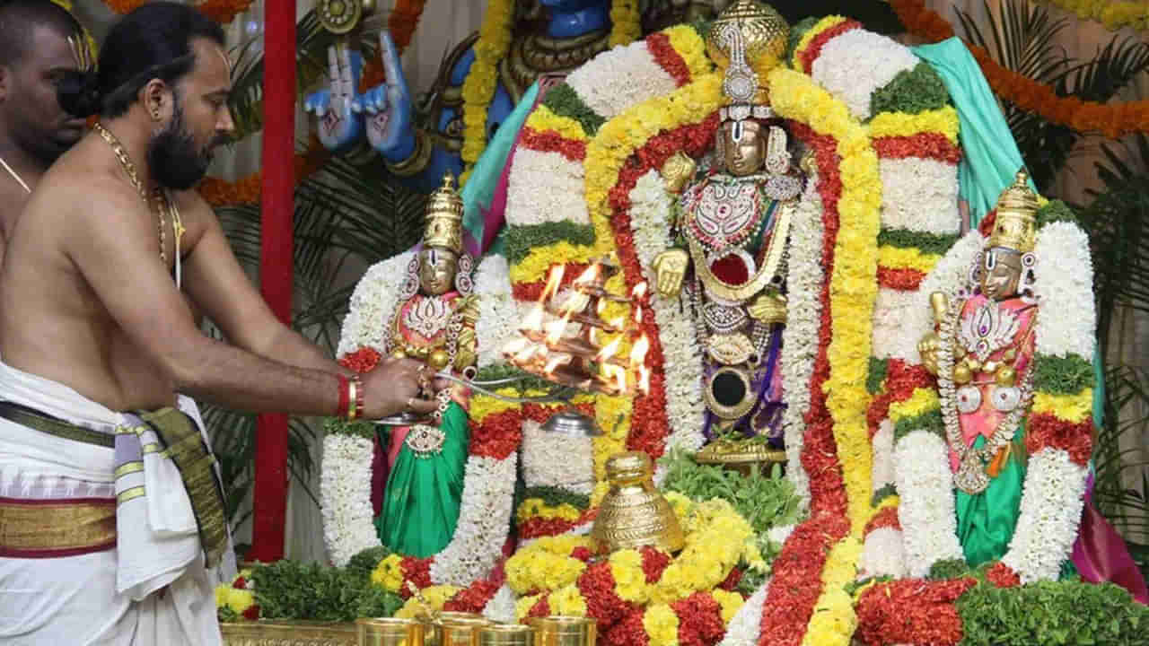 Vaikunta Ekadasi: తెలుగు రాష్ట్రాల్లో వైభవంగా వైకుంఠ ఏకాదశి వేడుకలు.. శ్రీవారిని దర్శించుకున్న ప్రముఖులు..