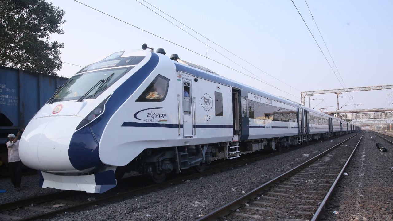 Vande Bharat Express: పిచ్చికి పరాకాష్ట.. వందే భారత్‌పై రాళ్లు రువ్వుతున్న ఆకతాయిలు.. కిటికీలు ధ్వంసం..