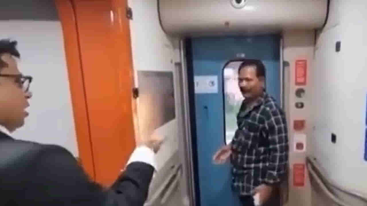 Viral: ఫోటో తీసుకునేందుకు వందే భారత్ ట్రైన్ ఎక్కిన అంకుల్.. వెంటనే డోర్స్ క్లోజ్.. కట్ చేస్తే...