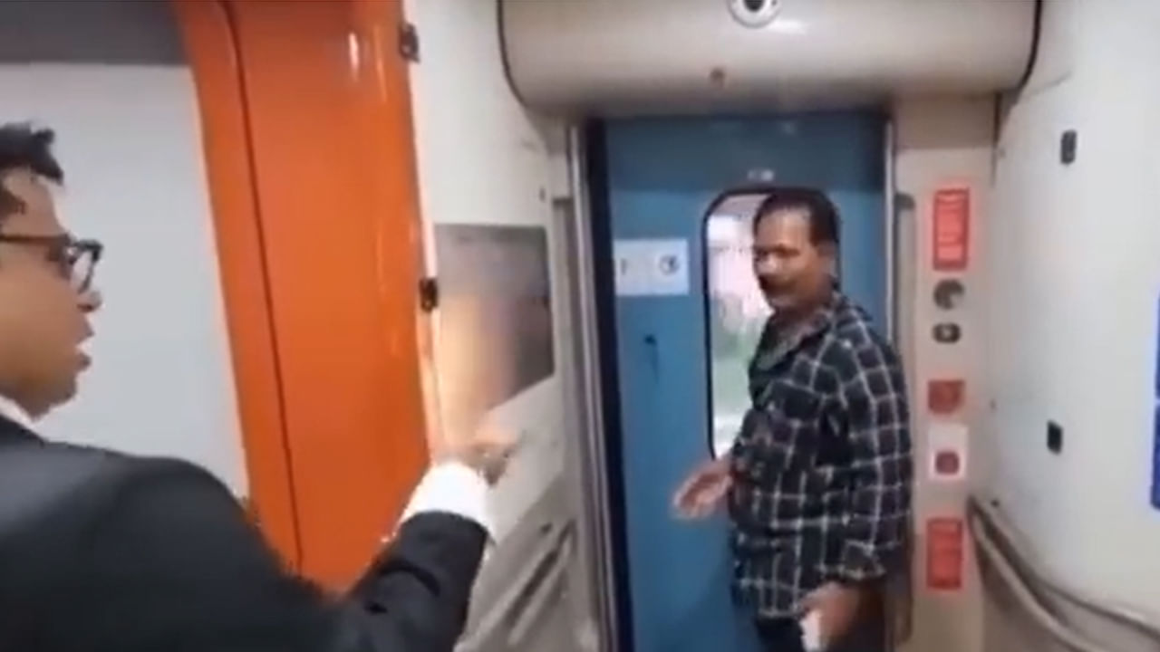 Viral: ఫోటో తీసుకునేందుకు వందే భారత్ ట్రైన్ ఎక్కిన అంకుల్.. వెంటనే డోర్స్ క్లోజ్.. కట్ చేస్తే...