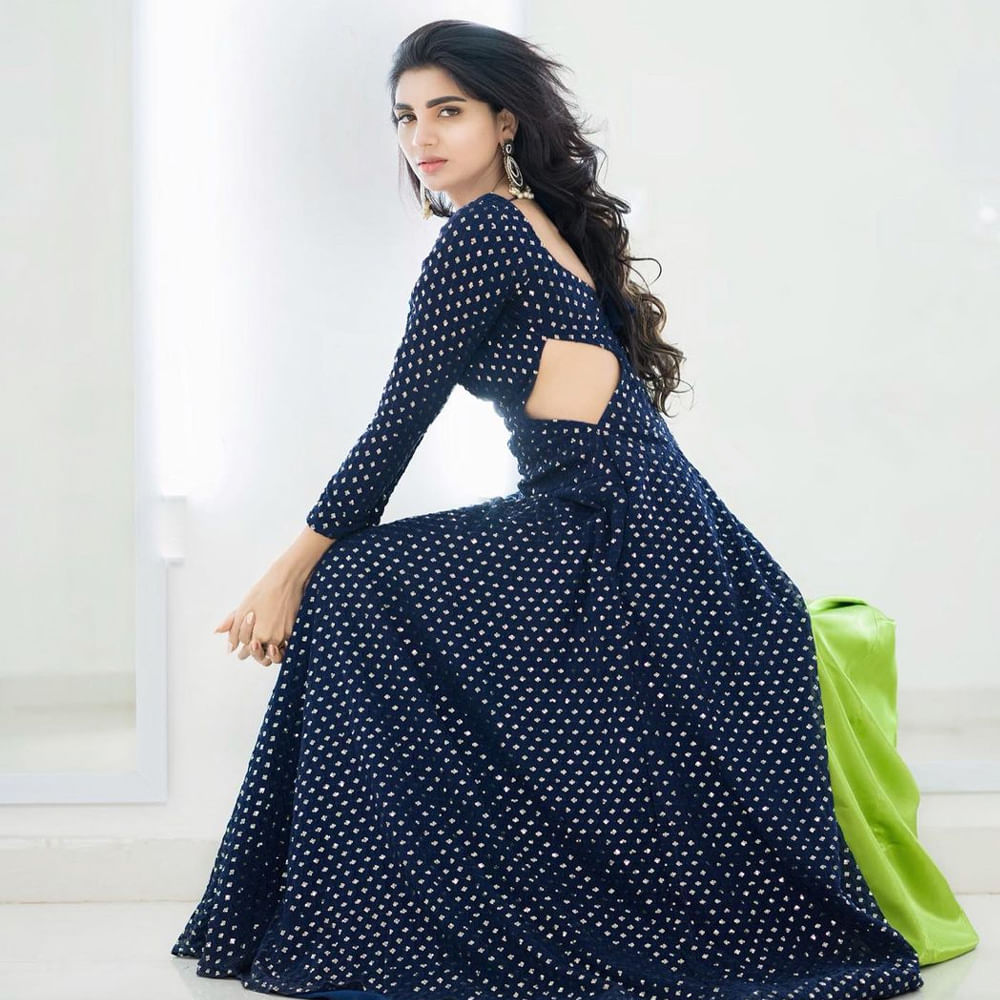 ఈ మధ్య జబర్దస్త్ లోకి వచ్చి బాగా ఫేమస్ అయింది వర్ష.. అంతకుముందు కొన్ని సీరియల్స్ లో నటించిన వర్షకి పెద్దగా పాపులర్ కాలేదు.. అయితే ఎప్పుడైతే జబర్దస్త్ లోకి ఎంట్రీ ఇచ్చిందో అప్పుటి నుంచి ఈ అమ్మడు క్రేజ్ అమాంతం పెరిగిపోయింది.