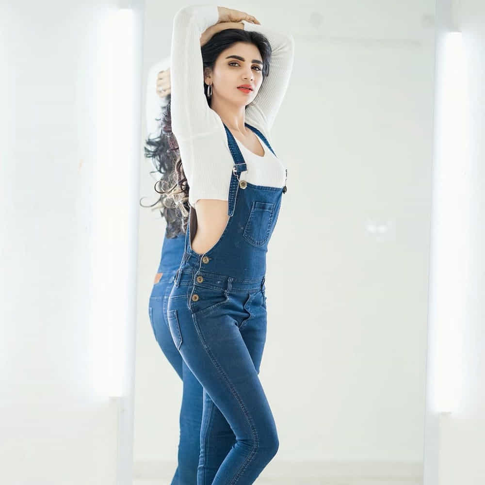 ఈ మధ్య జబర్దస్త్ లోకి వచ్చి బాగా ఫేమస్ అయింది వర్ష.. అంతకుముందు కొన్ని సీరియల్స్ లో నటించిన వర్షకి పెద్దగా పాపులర్ కాలేదు.. అయితే ఎప్పుడైతే జబర్దస్త్ లోకి ఎంట్రీ ఇచ్చిందో అప్పుటి నుంచి ఈ అమ్మడు క్రేజ్ అమాంతం పెరిగిపోయింది.