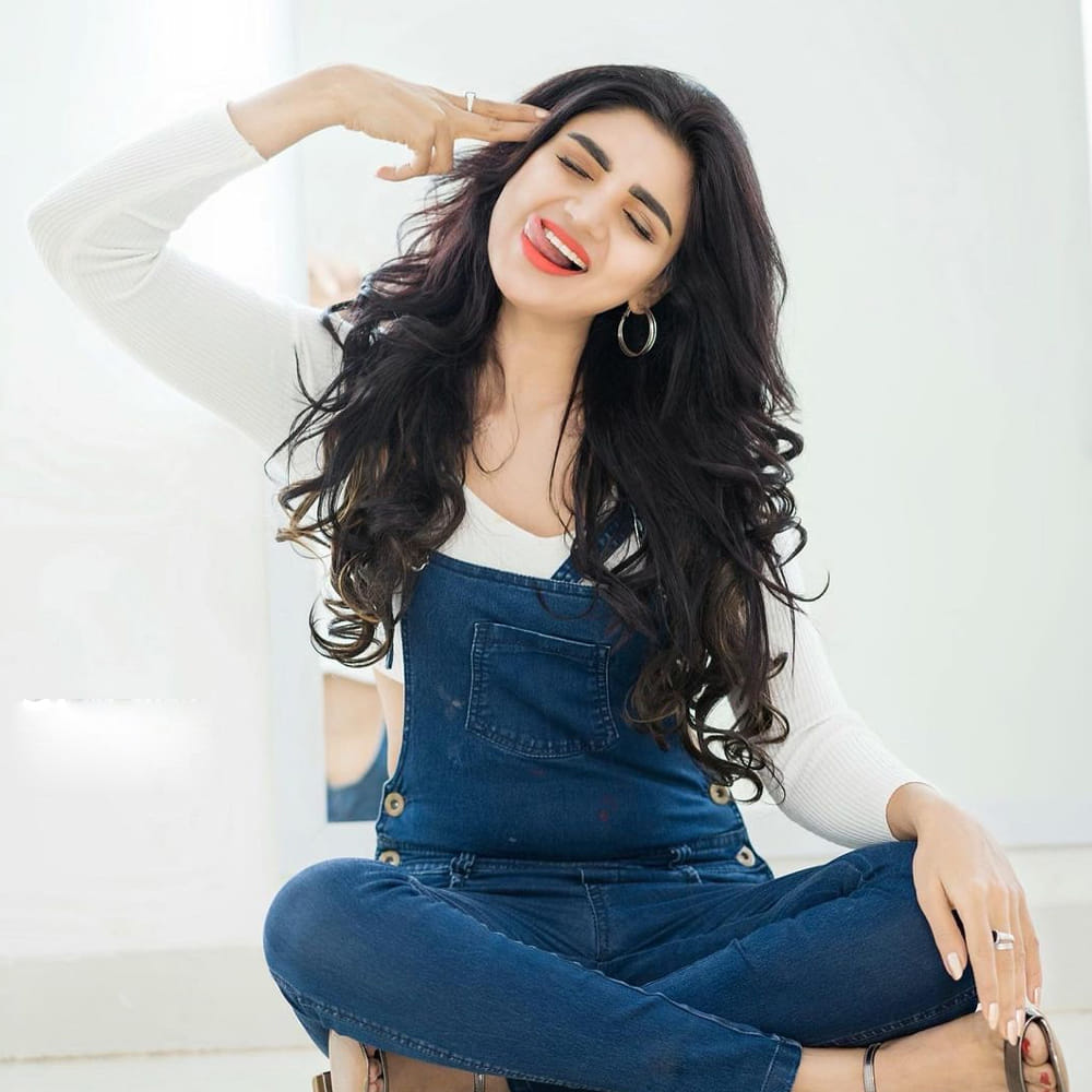 ఈ మధ్య జబర్దస్త్ లోకి వచ్చి బాగా ఫేమస్ అయింది వర్ష.. అంతకుముందు కొన్ని సీరియల్స్ లో నటించిన వర్షకి పెద్దగా పాపులర్ కాలేదు.. అయితే ఎప్పుడైతే జబర్దస్త్ లోకి ఎంట్రీ ఇచ్చిందో అప్పుటి నుంచి ఈ అమ్మడు క్రేజ్ అమాంతం పెరిగిపోయింది.