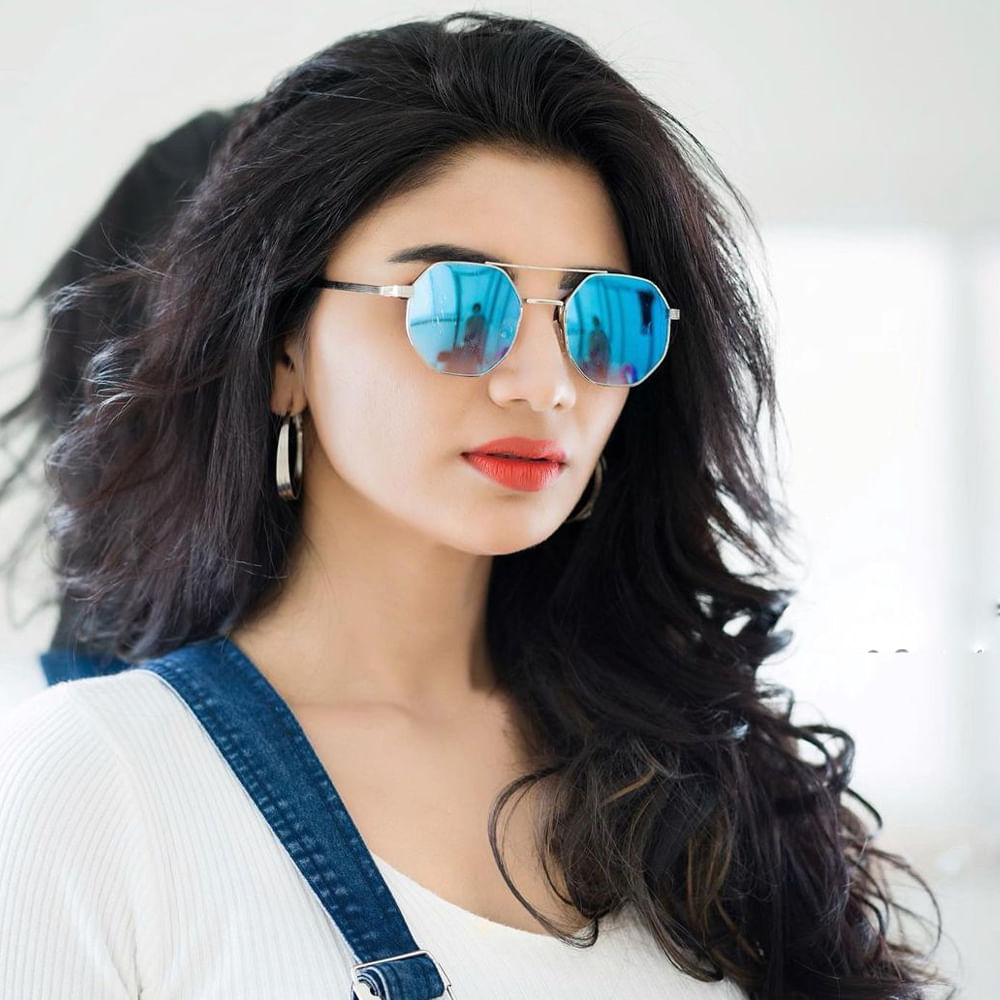 ఈ మధ్య జబర్దస్త్ లోకి వచ్చి బాగా ఫేమస్ అయింది వర్ష.. అంతకుముందు కొన్ని సీరియల్స్ లో నటించిన వర్షకి పెద్దగా పాపులర్ కాలేదు.. అయితే ఎప్పుడైతే జబర్దస్త్ లోకి ఎంట్రీ ఇచ్చిందో అప్పుటి నుంచి ఈ అమ్మడు క్రేజ్ అమాంతం పెరిగిపోయింది.