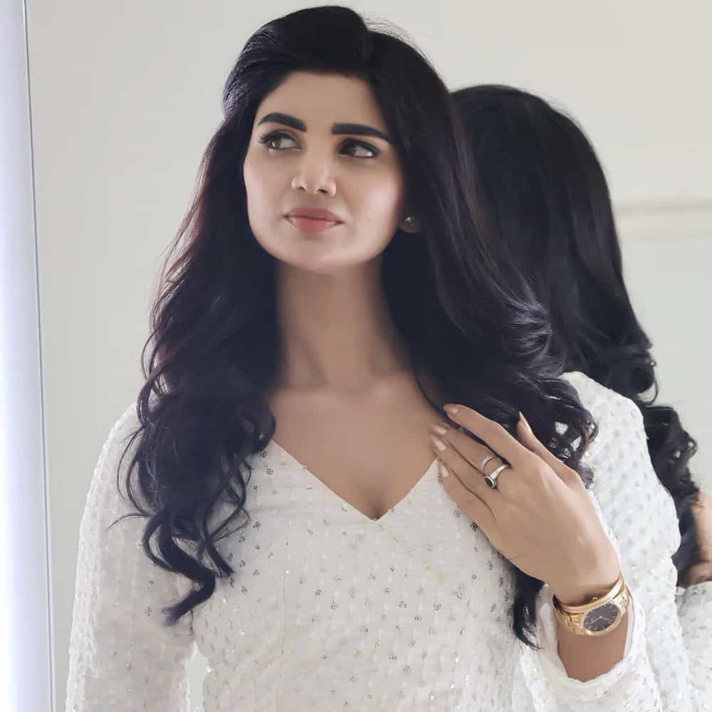 ఈ మధ్య జబర్దస్త్ లోకి వచ్చి బాగా ఫేమస్ అయింది వర్ష.. అంతకుముందు కొన్ని సీరియల్స్ లో నటించిన వర్షకి పెద్దగా పాపులర్ కాలేదు.. అయితే ఎప్పుడైతే జబర్దస్త్ లోకి ఎంట్రీ ఇచ్చిందో అప్పుటి నుంచి ఈ అమ్మడు క్రేజ్ అమాంతం పెరిగిపోయింది.
