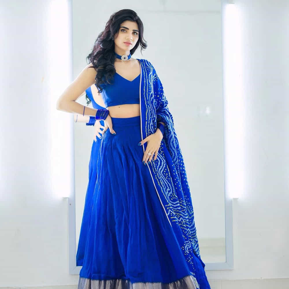 ఈ మధ్య జబర్దస్త్ లోకి వచ్చి బాగా ఫేమస్ అయింది వర్ష.. అంతకుముందు కొన్ని సీరియల్స్ లో నటించిన వర్షకి పెద్దగా పాపులర్ కాలేదు.. అయితే ఎప్పుడైతే జబర్దస్త్ లోకి ఎంట్రీ ఇచ్చిందో అప్పుటి నుంచి ఈ అమ్మడు క్రేజ్ అమాంతం పెరిగిపోయింది. 