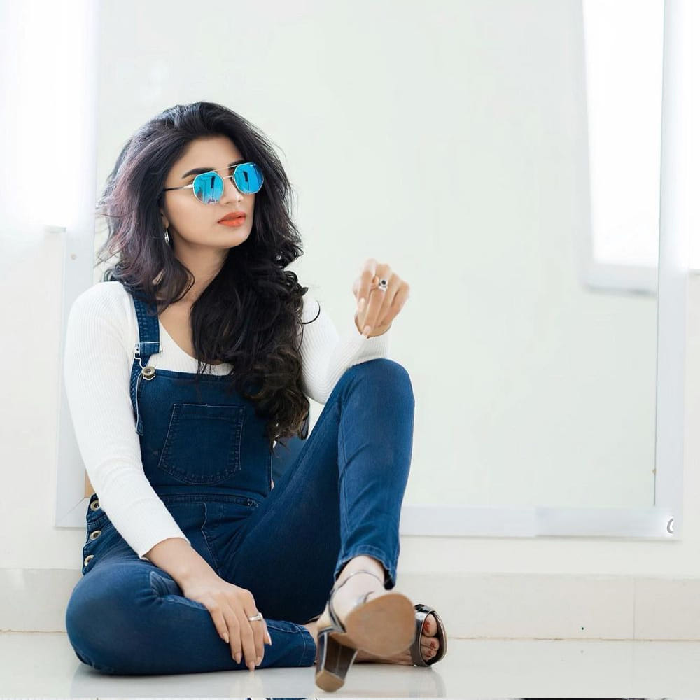 ఈ మధ్య జబర్దస్త్ లోకి వచ్చి బాగా ఫేమస్ అయింది వర్ష.. అంతకుముందు కొన్ని సీరియల్స్ లో నటించిన వర్షకి పెద్దగా పాపులర్ కాలేదు.. అయితే ఎప్పుడైతే జబర్దస్త్ లోకి ఎంట్రీ ఇచ్చిందో అప్పుటి నుంచి ఈ అమ్మడు క్రేజ్ అమాంతం పెరిగిపోయింది.