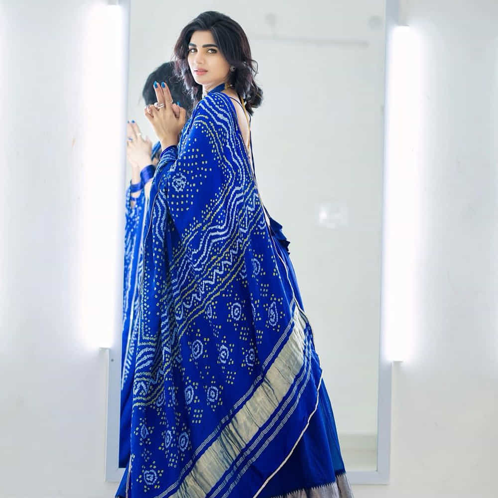ఈ మధ్య జబర్దస్త్ లోకి వచ్చి బాగా ఫేమస్ అయింది వర్ష.. అంతకుముందు కొన్ని సీరియల్స్ లో నటించిన వర్షకి పెద్దగా పాపులర్ కాలేదు.. అయితే ఎప్పుడైతే జబర్దస్త్ లోకి ఎంట్రీ ఇచ్చిందో అప్పుటి నుంచి ఈ అమ్మడు క్రేజ్ అమాంతం పెరిగిపోయింది. 