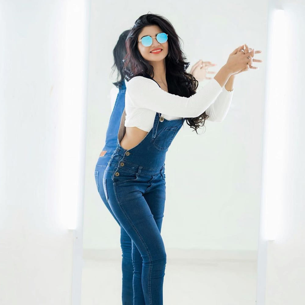 ఈ మధ్య జబర్దస్త్ లోకి వచ్చి బాగా ఫేమస్ అయింది వర్ష.. అంతకుముందు కొన్ని సీరియల్స్ లో నటించిన వర్షకి పెద్దగా పాపులర్ కాలేదు.. అయితే ఎప్పుడైతే జబర్దస్త్ లోకి ఎంట్రీ ఇచ్చిందో అప్పుటి నుంచి ఈ అమ్మడు క్రేజ్ అమాంతం పెరిగిపోయింది.