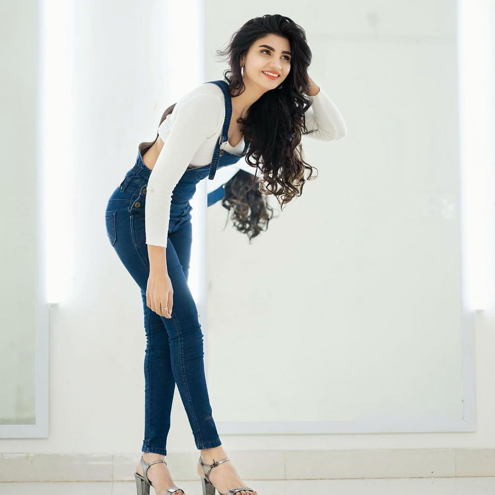 ఈ మధ్య జబర్దస్త్ లోకి వచ్చి బాగా ఫేమస్ అయింది వర్ష.. అంతకుముందు కొన్ని సీరియల్స్ లో నటించిన వర్షకి పెద్దగా పాపులర్ కాలేదు.. అయితే ఎప్పుడైతే జబర్దస్త్ లోకి ఎంట్రీ ఇచ్చిందో అప్పుటి నుంచి ఈ అమ్మడు క్రేజ్ అమాంతం పెరిగిపోయింది.