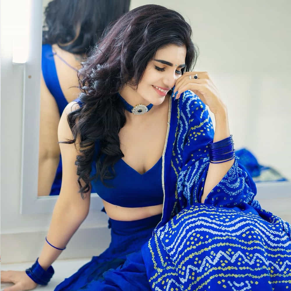 ఈ మధ్య జబర్దస్త్ లోకి వచ్చి బాగా ఫేమస్ అయింది వర్ష.. అంతకుముందు కొన్ని సీరియల్స్ లో నటించిన వర్షకి పెద్దగా పాపులర్ కాలేదు.. అయితే ఎప్పుడైతే జబర్దస్త్ లోకి ఎంట్రీ ఇచ్చిందో అప్పుటి నుంచి ఈ అమ్మడు క్రేజ్ అమాంతం పెరిగిపోయింది. 