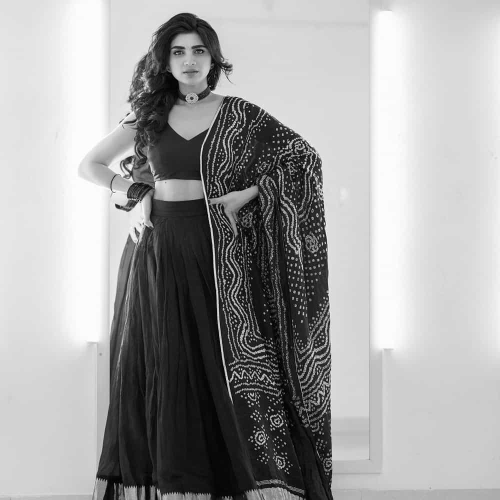 ఈ మధ్య జబర్దస్త్ లోకి వచ్చి బాగా ఫేమస్ అయింది వర్ష.. అంతకుముందు కొన్ని సీరియల్స్ లో నటించిన వర్షకి పెద్దగా పాపులర్ కాలేదు.. అయితే ఎప్పుడైతే జబర్దస్త్ లోకి ఎంట్రీ ఇచ్చిందో అప్పుటి నుంచి ఈ అమ్మడు క్రేజ్ అమాంతం పెరిగిపోయింది. 