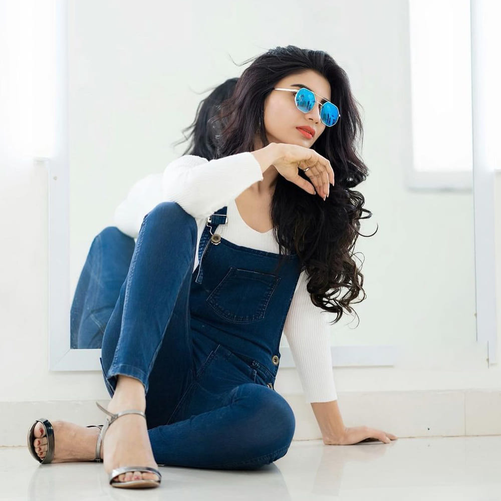 ఈ మధ్య జబర్దస్త్ లోకి వచ్చి బాగా ఫేమస్ అయింది వర్ష.. అంతకుముందు కొన్ని సీరియల్స్ లో నటించిన వర్షకి పెద్దగా పాపులర్ కాలేదు.. అయితే ఎప్పుడైతే జబర్దస్త్ లోకి ఎంట్రీ ఇచ్చిందో అప్పుటి నుంచి ఈ అమ్మడు క్రేజ్ అమాంతం పెరిగిపోయింది.