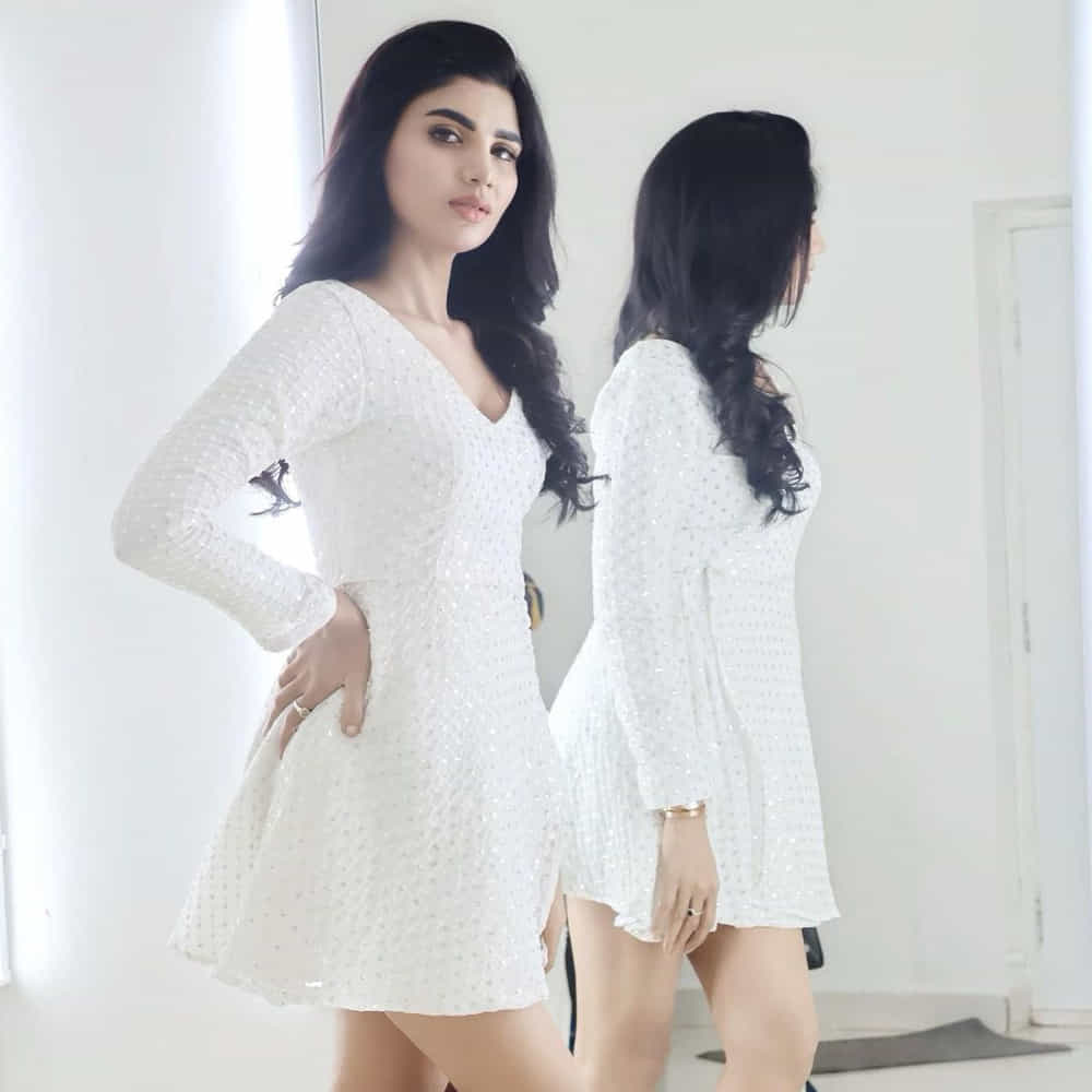 ఈ మధ్య జబర్దస్త్ లోకి వచ్చి బాగా ఫేమస్ అయింది వర్ష.. అంతకుముందు కొన్ని సీరియల్స్ లో నటించిన వర్షకి పెద్దగా పాపులర్ కాలేదు.. అయితే ఎప్పుడైతే జబర్దస్త్ లోకి ఎంట్రీ ఇచ్చిందో అప్పుటి నుంచి ఈ అమ్మడు క్రేజ్ అమాంతం పెరిగిపోయింది.