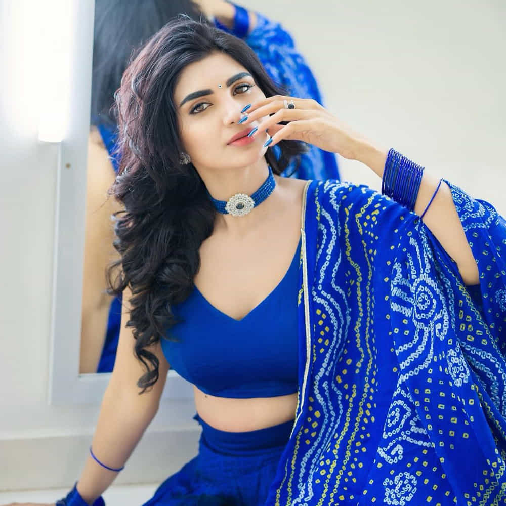 ఈ మధ్య జబర్దస్త్ లోకి వచ్చి బాగా ఫేమస్ అయింది వర్ష.. అంతకుముందు కొన్ని సీరియల్స్ లో నటించిన వర్షకి పెద్దగా పాపులర్ కాలేదు.. అయితే ఎప్పుడైతే జబర్దస్త్ లోకి ఎంట్రీ ఇచ్చిందో అప్పుటి నుంచి ఈ అమ్మడు క్రేజ్ అమాంతం పెరిగిపోయింది. 