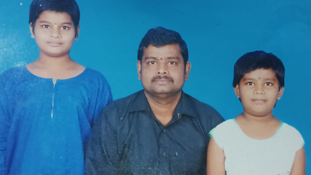 Visakhapatnam: ఇద్దరు కూతుళ్లకు ఉరి వేసి తండ్రి సూసైడ్.. పోలీసుల విచారణలో విస్తుపోయే విషయాలు..
