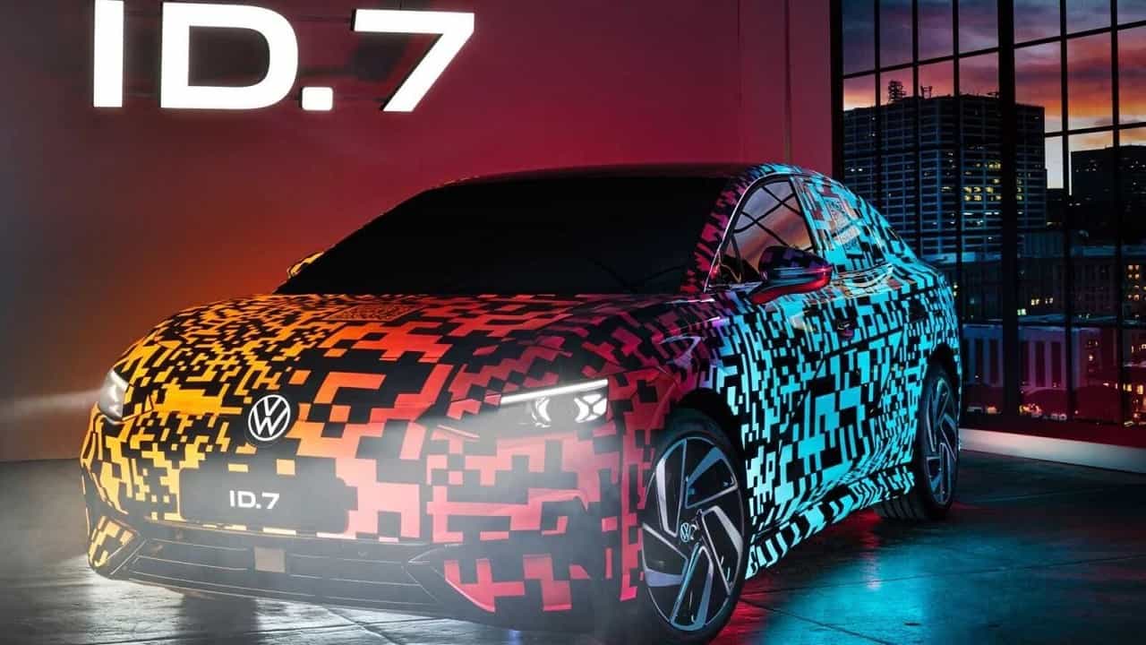 Volkswagen ID.7: ఈకారు 40 లేయర్ల ఎలక్ట్రో ల్యూమినిసెంట్ పెయింటింగ్ తో వస్తోంది. సెడాన్ వేరియంట్లో అత్యాధునిక సౌకర్యాలతో కొనుగోలుదారులను ఆకర్షిస్తోంది. దీనిలోని అత్యాధునిక బ్యాటరీ ఒక్కసారి చార్జ్ చేస్తే దాదాపు 400 మైళ్ల మైలేజీ ఇస్తుంది. అంతేకాక దీనిలో అగ్యుమెంటెండ్ రియాలిటీతో కూడిన 15 అంగుళాల ల్యాండ్ స్కేప్ టచ్ స్క్రీన్ ఉంటుంది. ఆటోమేటిక్ టెంపరేచర్ కంట్రోల్ సిస్టం కూడా అందుబాటులో ఉంది. దీనిని ఈ ఏడాది రెండో క్వార్టర్ లోనే మార్కెట్ లోకి విడుదల చేసే అవకాశం ఉంది.