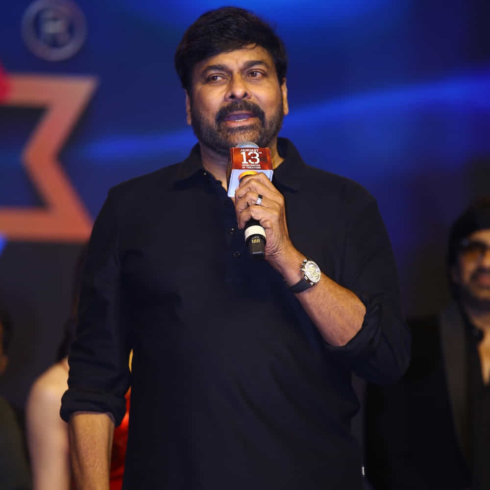 మెగాస్టార్ చిరంజీవి, మాస్ మహారాజ్ రవితేజ కలిసి నటిస్తున్న మాస్ మసాలా చిత్రం ‘వాల్తేరు వీరయ్య’. కె బాబీ ఈ సినిమాకి దర్శకత్వం వహిస్తున్నాడు. ఈ మూవీ ప్రీ రిలీజ్ ఈవెంట్ నిన్న వైజాగ్ లో ఘనంగా జరిగింది. ఈ కార్యక్రమానికి చిరు అండ్ రవితేజ ఇద్దరు హాజరయ్యారు.
