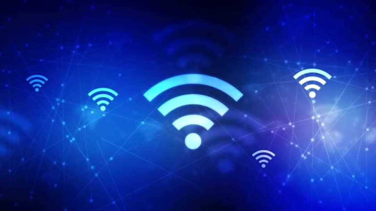  Wi-Fi వేవ్స్‌, ఇంటర్నెట్‌ను ఎక్కువగా ఉపయోగించడం నిద్రను ప్రభావితం చేస్తుంది. ఇంటర్నెట్‌ను ఎక్కువగా ఉపయోగించే వారిలో నిద్రలేమి సమస్య కనిపిస్తోంది. మొబైల్స్, ల్యాప్‌టాప్‌లను ఎక్కువ సేపు ఉపయోగిస్తే కంటి చూపుపై ప్రభావం కనిపిస్తుంది. ఎక్కవ సేపు మొబైల్‌ లేదా ల్యాప్‌టాప్‌ స్క్రీన్‌ చూడటం వల్ల కళ్లలో మంటలు వస్తాయి. కొన్నిసార్లు కంటి వాపు సమస్య కూడా ఎదురవుతుంది.