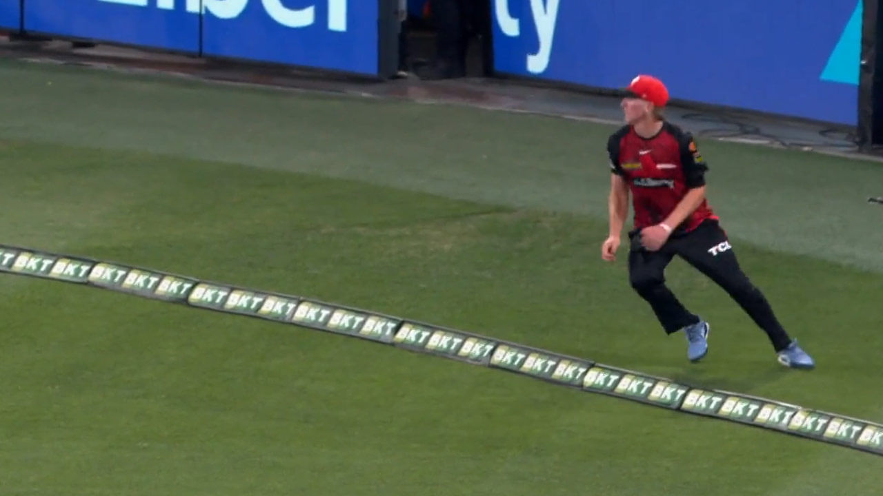 Video: బౌండరీ లైన్‌లో స్టన్నింగ్ క్యాచ్.. షాకైన బ్యాటర్.. నెట్టింట్లో వైరల్ వీడియో..