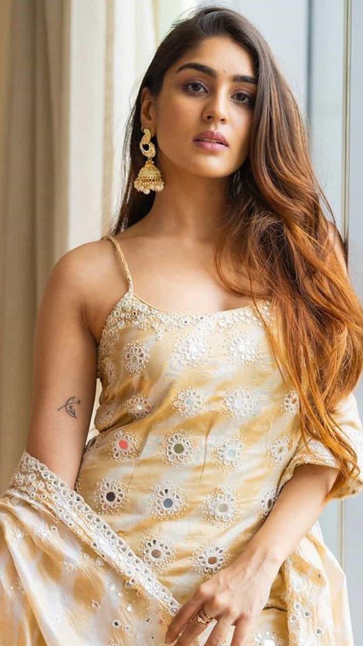 ప్రస్తుతం తెలుగు చిత్రపరిశ్రమలో కొత్త హీరోయిన్ల హావా నడుస్తుందనే చెప్పుకోవాలి. శ్రీలీల, కృతి శెట్టి వంటి కుర్రహీరోయిన్లు సత్తా చాటుతున్నారు. ఇప్పటికే తమిళ్ బ్యూటీ ఆత్మిక టాలీవుడ్ లో సందడి చేయబోతుంది.