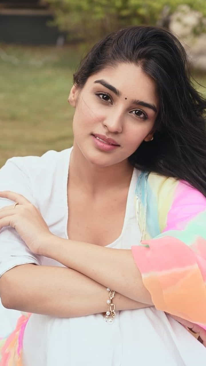 గతేడాది యూట్యూబ్ లో అత్యధిక వ్యూస్ సాధించిన లుట్ గయే పాటలో ఇమ్రాన్ హస్మీతో కలిసి నటించింది యుక్తి.