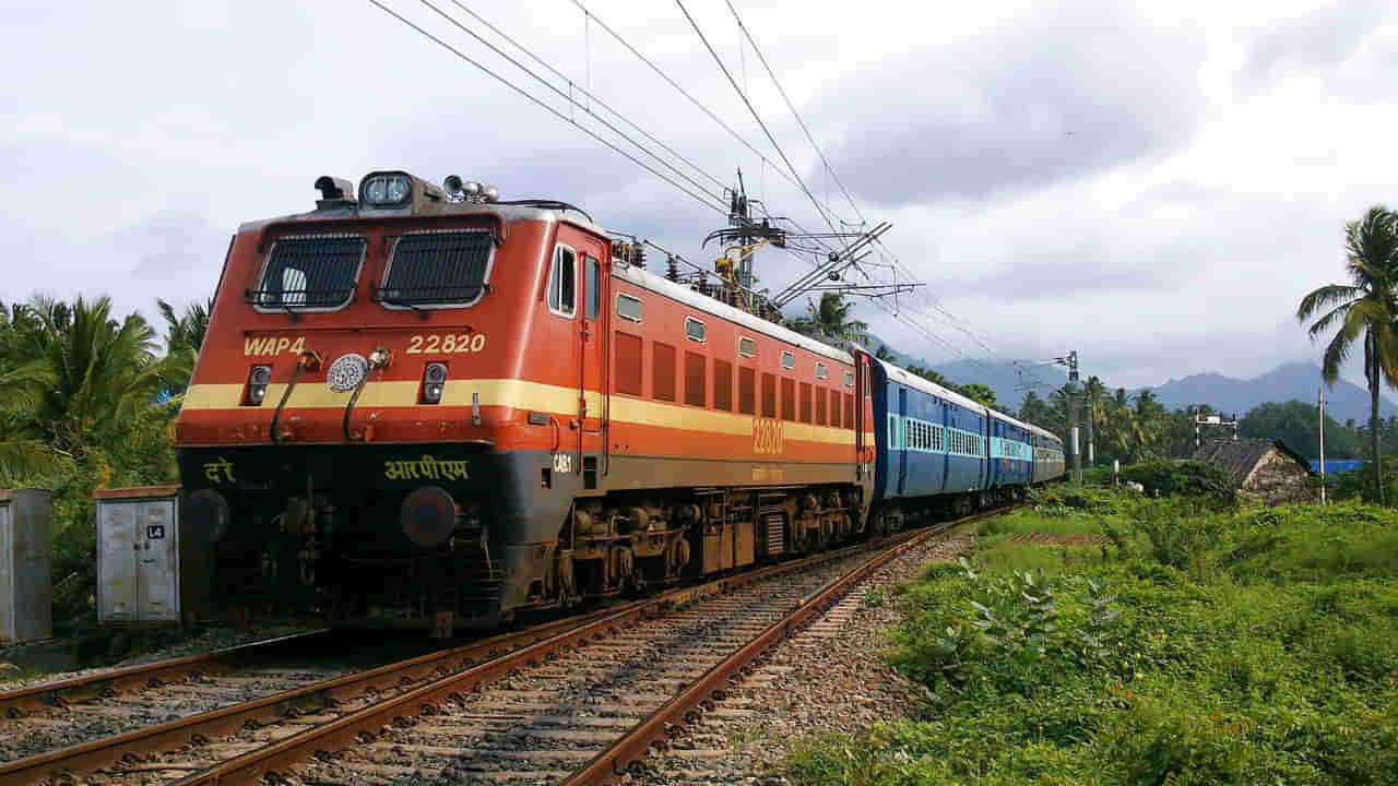 Indian Railways: ట్రైన్‌లో అరాచకం.. ప్రయాణికురాలి తలపై మూత్ర పోసిన టీటీ..