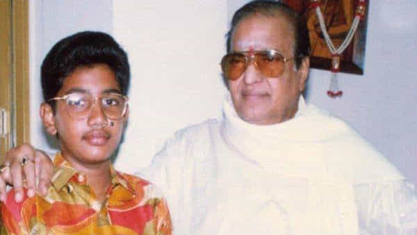 NTR: ఎన్టీఆర్ పక్కన అమాయకంగా కనిపిస్తోన్న ఈ కుర్రాడు ఎవరో గుర్తుపట్టండి.. తొలి సినిమానే బ్లాక్ బస్టర్ హిట్..