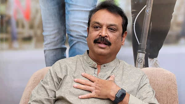 Naresh: నటుడు నరేష్ ఇంటిపై దుండగుల దాడి.. ఆమె కారణమంటూ పోలీసులకు ఫిర్యాదు..