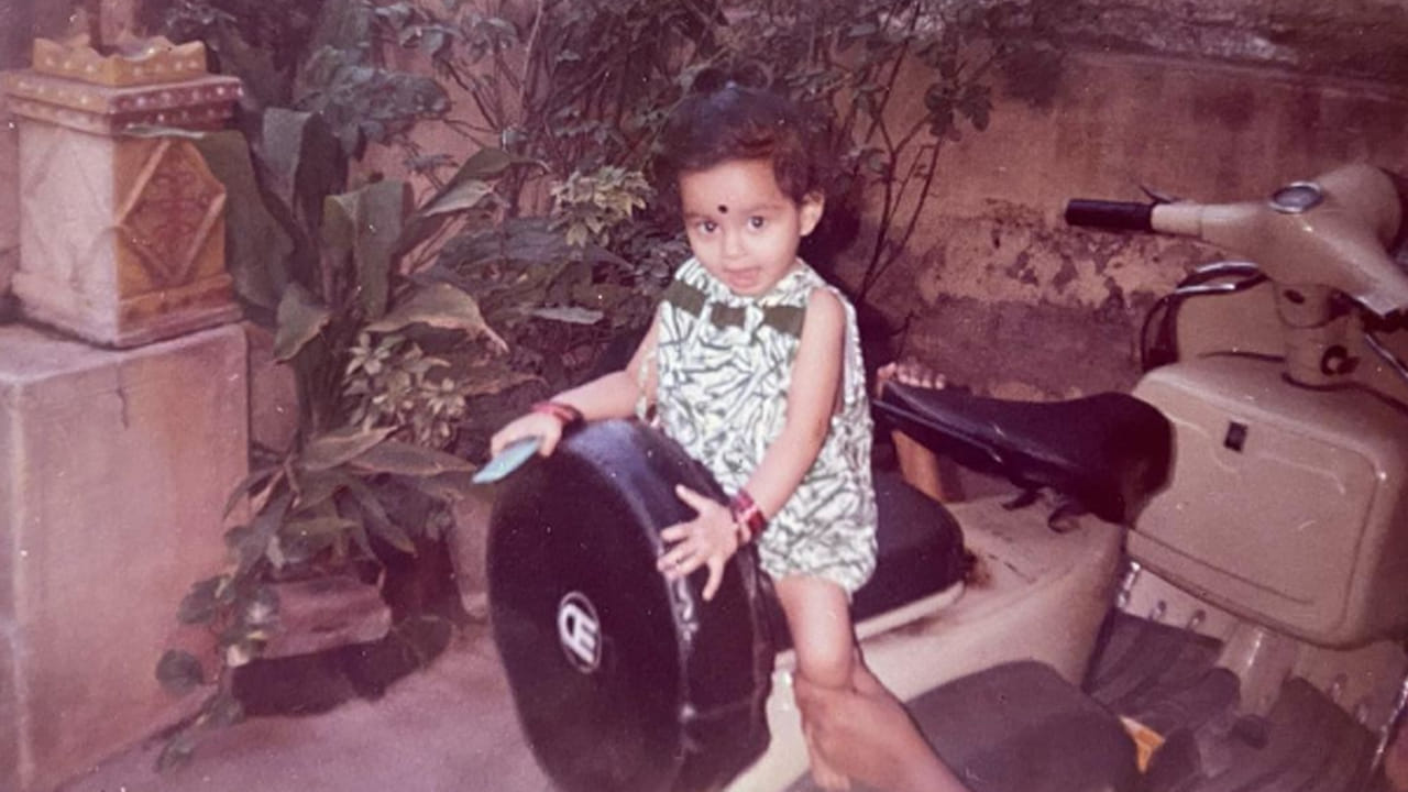 Tollywood ఈ బుజ్జమ్మాయి.. ఇప్పుడు తెలుగులో మంచి నటి.. ఆమె కళ్లలోకి